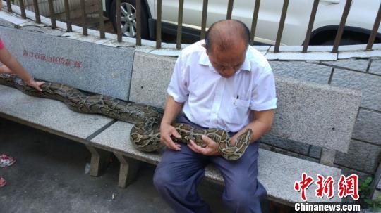 7旬老人贴身捂热水袋，意外孵出蟒蛇纹——警惕冬季保暖误区