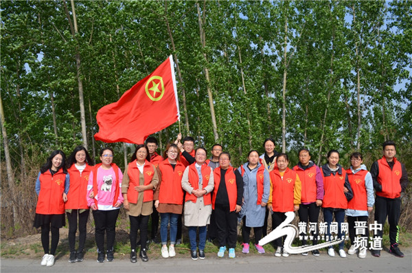 西藏定日县小朋友捡到国旗后举起的骄傲与责任