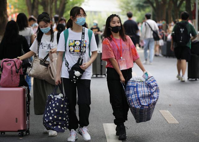 第一批回家的大学生已经想开学了