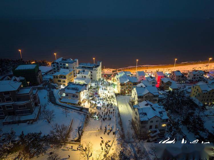 山东威海火炬八街开启雪国模式，冬日的浪漫与激情在这里碰撞