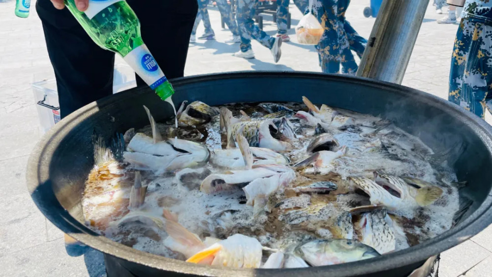 超大鲟龙鱼遇云南魔鬼椒，这次带学生们吃爆辣盛宴——一场震撼味蕾的鱼宴之旅