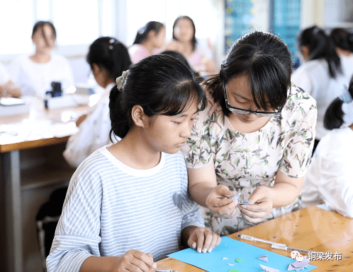 惊！小学老师竟带儿子闯教室暴打学生，真相曝光令全网愤怒！