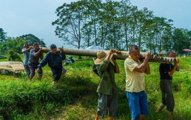 惊！村民倾家荡产自费修百米登山木梯，背后真相令人泪目！