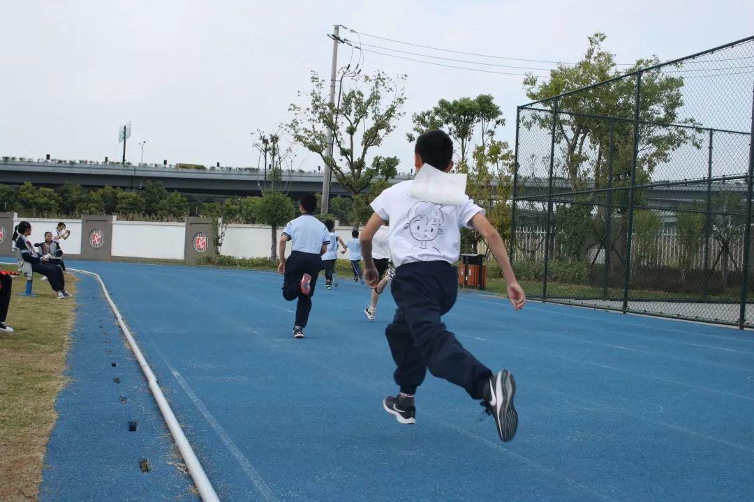 黎明惊喜现身女儿运动会，爱妻罕见同框！一家三口温馨互动引爆全场